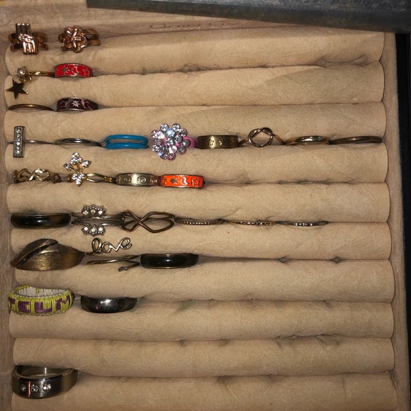 30 rings, included are some adjustable toe ring type - Picture 1 of 5